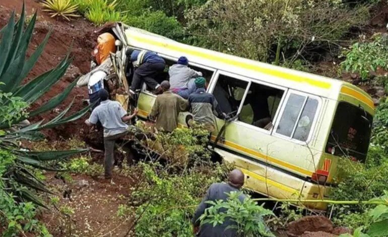 Al menos 38 muertos tras choque entre autobús y microbús