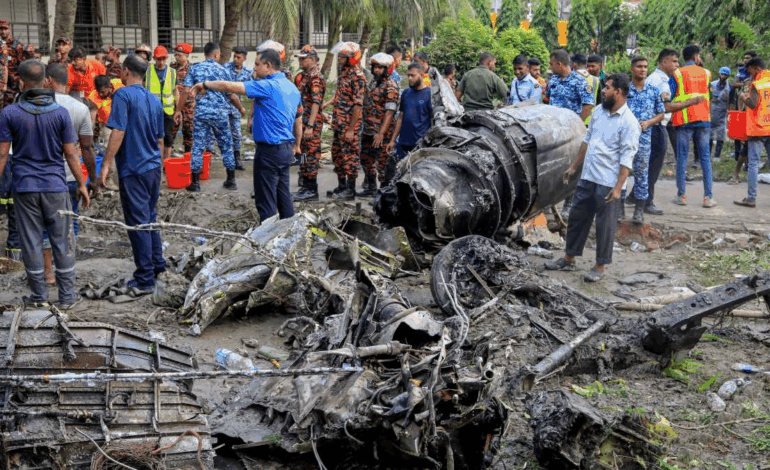 Al menos 19 muertos tras estrellarse avión militar sobre escuela en Daca, Bangladesh