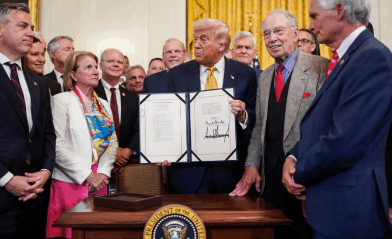 Trump firma ley contra fentanilo y lanza mensaje a cárteles