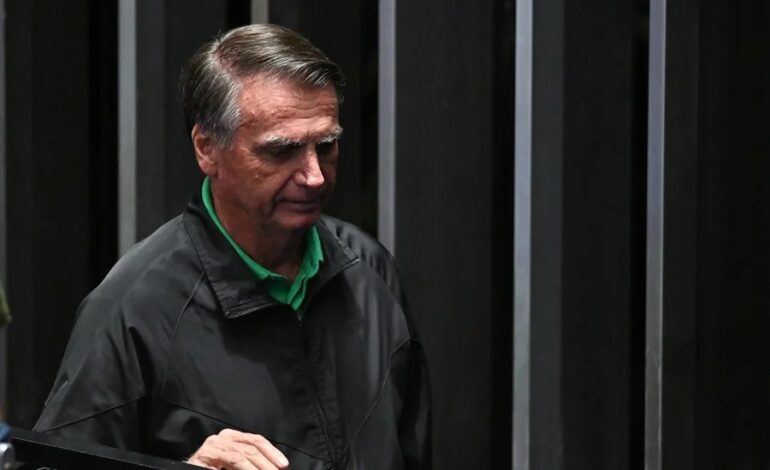 La Corte Suprema de Brasil impone a Bolsonaro la tobillera electrónica y le prohíbe usar redes sociales