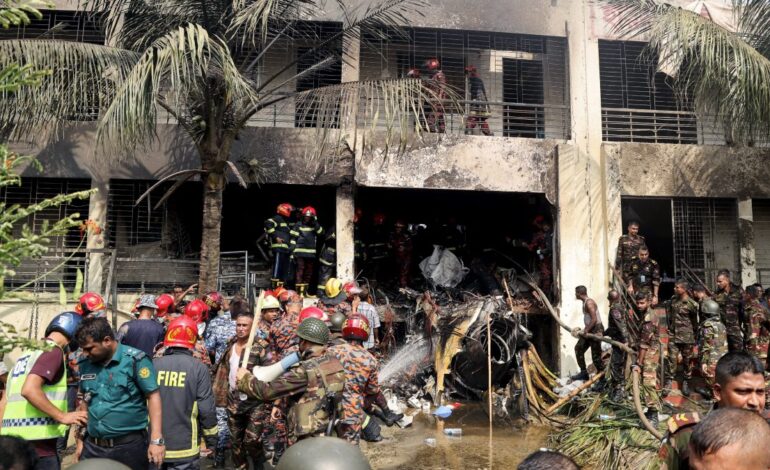 Sube a 27 el número de víctimas tras caída de avión en escuela de Bangladesh