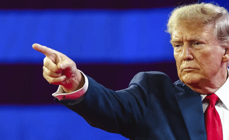 Trump acusa a Obama de traición en declaración pública