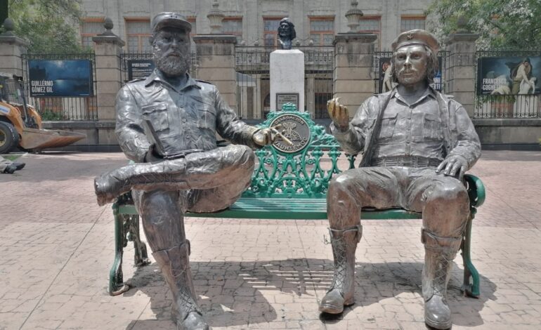 Retiran escultura de Fidel y el Che en la colonia Tabacalera
