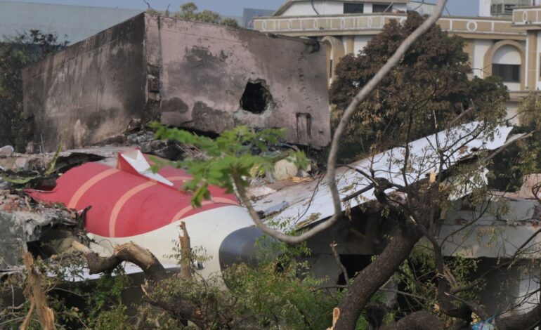 India ordena inspección a alimentación de combustible en aviones Boeing tras primer informe sobre tragedia en Ahmedabad